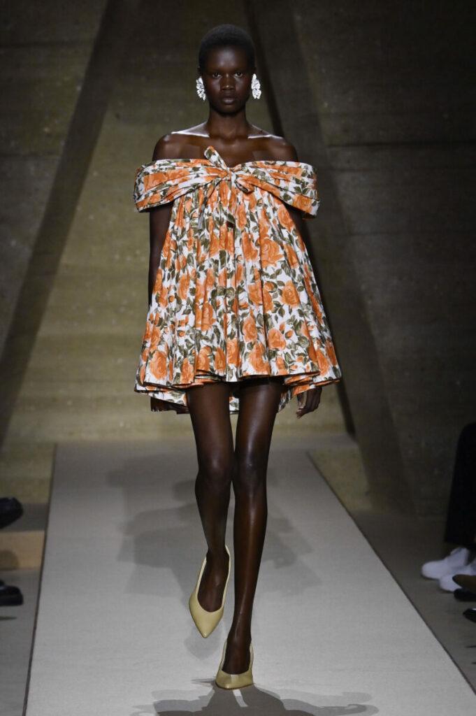 módní šaty jaro a léto 2026, mini šaty