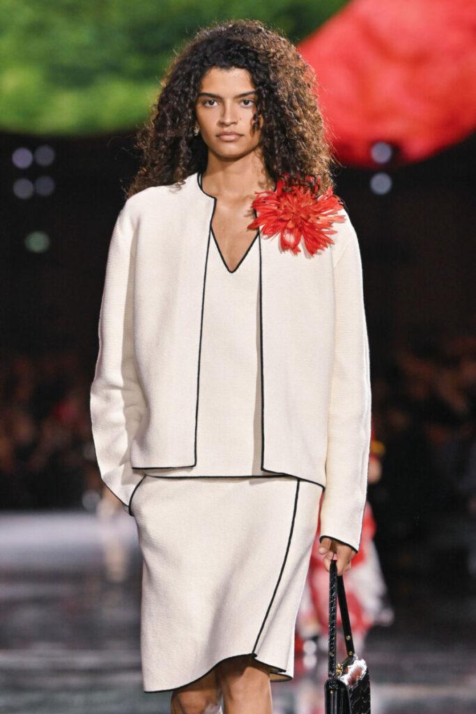 [Módní dámské účesy 2026]: pružné kudrlinky/těsné kudrlinky