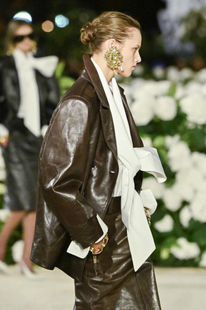 [Módní dámské účesy 2026]: hladký nízký drdol