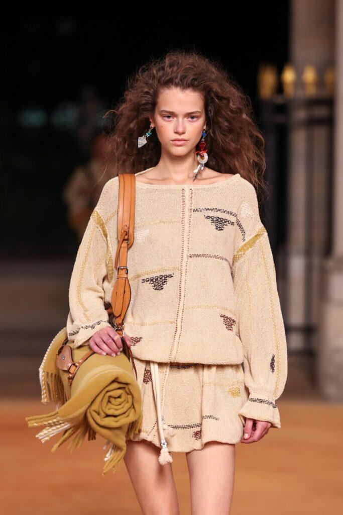 [Módní dámské účesy 2026]: bombshell blowout a boho vlny