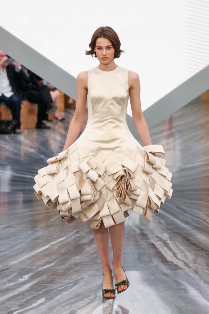 [Módní trendy 2026]: fantazie 18. století – volány, objem a dekonstrukce